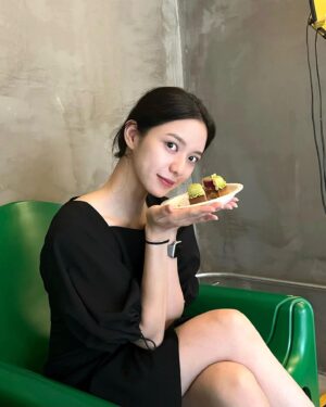 Chung Hye-lyn Instagram - 😗🍏