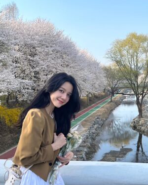 Chung Hye-lyn Instagram - 꽃 들고 나들이🌸(❁´▽`❁)🌸