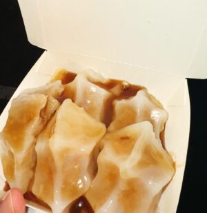 Chung Suet-Ying Instagram - 我坐在食物前面拎高隻手