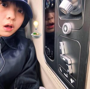 Chung Suet-Ying Instagram - 我坐兩程長途機的感受如下：
一、The Pier Business Lounge （65閘玉衡堂)
的脆皮燒肉震撼了我。
二、 , , （ , , )的雞肉燒賣（無影）震撼了我。
三、 , , （ , , )的海蜇滿足了我。
四、商務機艙內的煮魚（影得衰）震撼了我。
五、商務機艙內的雞粥震撼了我。
六丶機內娛樂有富美的電影（😄），讓我很有安全感。

不過，我點感受也及不上她咁深感受，這是她出生以來首次看到家鄉（經過），一定好感動，全因 @cathaypacific carry（攜帶）。
Merci（法語）（不是去法國）

#CathayPacific
#MoveBeyond
#MoveWithCathay
🪁