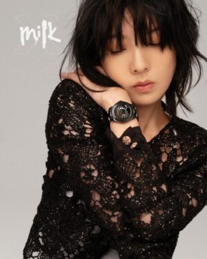 Chung Suet-Ying Instagram - 【MILK X JUNE STYLING】
INTERVALS BETWEEN US

無論身處任何崗位也每天倚靠收音機陪伴的鍾雪瑩，總能發現「兩點」是個特別的時刻。回望一段美麗的短時光，每當凌晨節目結束時，鍾都會對聽眾講：「兩點，晚安。」兩點既是節目的結束，是豐富一天的句號，也是新一天抵達的預告，新希望，也即將來臨。

腕錶為獨特時刻劃上時分，比其他飾品多了一份時間的重量。「COUTURE O’CLOCK」限定腕錶系列靈感來自CHANEL女士工作坊的日常裁縫工具，針頂、線軸、裁縫剪刀、胚布、捲尺等等，透過黑白腕錶重新定義時間與經典，感受頃刻之間的永恆。

@ChanelOfficial @milkxhk @milkxtaiwan
#milkxhk
#J12 #CHANELPREMIERE #CHANELBOYFRIEND #CODECOCO
#CHANELCOUTUREOCLOCK #CHANELWATCHES