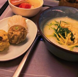 Chung Suet-Ying Instagram - 我坐兩程長途機的感受如下：
一、The Pier Business Lounge （65閘玉衡堂)
的脆皮燒肉震撼了我。
二、 , , （ , , )的雞肉燒賣（無影）震撼了我。
三、 , , （ , , )的海蜇滿足了我。
四、商務機艙內的煮魚（影得衰）震撼了我。
五、商務機艙內的雞粥震撼了我。
六丶機內娛樂有富美的電影（😄），讓我很有安全感。

不過，我點感受也及不上她咁深感受，這是她出生以來首次看到家鄉（經過），一定好感動，全因 @cathaypacific carry（攜帶）。
Merci（法語）（不是去法國）

#CathayPacific
#MoveBeyond
#MoveWithCathay
🪁