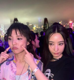 Chung Suet-Ying Instagram - 如果我是你今天我就會去 @mplusmuseum 一趟 在最後一天趕上 @aagff.mplus 電影節 但我不是你而且我在第一天就已趕去👓🕶️🥽

@chanelofficial