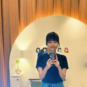 Chung Suet-Ying Instagram - 衷心感謝所有埋首幫我用CG抹走過黑眼圈的人們 每次後來發現時都感激這些心思時間與金錢 因此 我會再努力吸收鐵質 
以及多吃紅蘿蔔和蕃茄和洋蔥(只是因為我鍾意食）和紅菜頭（可以食） 將來有機會請你們與我相認 我會用這些材料榨成蔬果汁好好答謝大家 （還有人手造型的大家也當然要領取美味汁幾杯)
謝謝你們