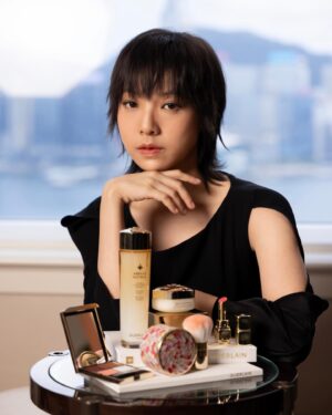 Chung Suet-Ying Instagram - 在香港電影金像獎與填詞L與 @Guerlain 的 #Meteorites 波波粉同行，這是我參考 @sabrinapingping_  的，我還抄考了她用Guerlain 全新的#AbeilleRoyale 殿級蜂皇雙效煥亮修護精華同乳霜
水潤
亮澤
很好
🪄

#Guerlain #Guerlainhk #GuerlainMakeup #GuerlainSkincare