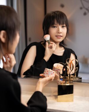 Chung Suet-Ying Instagram - 在香港電影金像獎與填詞L與 @Guerlain 的 #Meteorites 波波粉同行，這是我參考 @sabrinapingping_  的，我還抄考了她用Guerlain 全新的#AbeilleRoyale 殿級蜂皇雙效煥亮修護精華同乳霜
水潤
亮澤
很好
🪄

#Guerlain #Guerlainhk #GuerlainMakeup #GuerlainSkincare