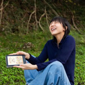 Chung Suet-Ying Instagram - 你好，Kobo Clara Colour。
雖然你的名字少少難讀，
可是你不掁眼的柔光卻使你超好讀 ，仲護眼。
有人告訴我以前你的世界只有黑和白，
不要緊，能遇見現在色彩繽紛的你，還要是環保material，真是我近來最大的幸運，呀。
我還趕上了早鳥預購優惠，
得到了你的限量版貼紙(和電子書券)，
勁開心。

下一步，我要買書了。ヽ(´o｀

<新會員7折電子書優惠>
首購單本7折代碼: SUETXKOBO

📗📘📙📕📓

<樂天Kobo全新電子書閱讀器優惠>
早鳥優惠(4月30日止)：送HKD$250電子書券及限量版貼紙。
上架優惠(5/1-5/12)：送HKD$150電子書券
銷售點: https://lihistatus.com/j2kZz