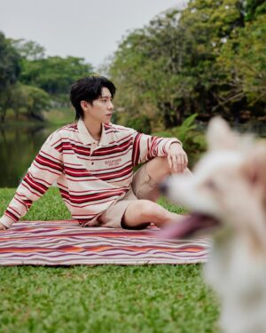 Cian-You Peng Instagram - Tommy Hilfiger與狗狗的一日完美組合，到底是麥麥遛我還是我遛麥麥？！🦮🐶

@tommyhilfiger #tommyhilfigertaiwan