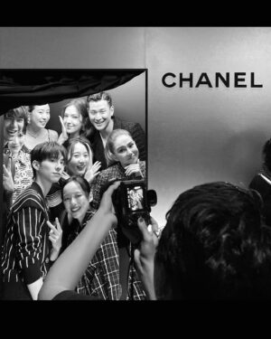 Cian-You Peng Instagram - 旅行回來後，在TPAC臺北表演藝術中心欣賞「CHANEL,A J ourney Into The Allure」展覽，透過這次的體驗，讓作為一個觀者的我，更清楚地了解CHANEL衣服的創作脈絡，也深深感受到品牌背後的活力及對文化藝術傳承的支持。這樣的品牌精神，就如同前導影片裡桂綸鎂的描述，CHANEL展現出各種獨特且迷人的風格魅力，那種魅力是無法抵擋的！

不管是CHANEL展覽或在旅行中的觀察都啟發了我，期許自己能夠更勇敢活出心中想成為的模樣和定義自己的生活態度。

I also like my steak medium rare, by the way.

Thank you @chanelofficial for the invitation.