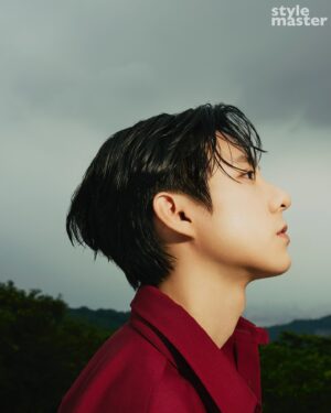 Cian-You Peng Instagram - 【Cover Story】彭千祐  不停燃燒的創作魂

彭千祐認為一個好演員必須要具備的特質，是必須對任何人事物都有很高的敏銳度和感知度，而他從小就是個心思細膩觀察精細的高敏人，通俗一點地說就是個想很多的人，「想很多在現實生活中很痛苦，所以有時候我會逃避、抽離，勸告自己不要想這麼多。」踏入戲劇圈後，彭千祐才曉得演員必須是一個想很多的人吧，「才能快速抓住角色的性格和種種情感」。

關於演技的追求，他聊起最喜歡的日本實力派女星安藤櫻，「有些演員演出一些精彩的角色，但終究還是有身為女明星的影子，但安藤櫻能為了表演，把自己塑造成性格如廢物一般的存在，徹底拋開女明星的框架，詮釋出日常生活中最具爆發性的能量。」他說只有在最平凡、最純粹的狀態，才能看出通透的人性，「這跟創作一樣，如果加了太多技巧，只想著漂不漂亮、好看與否，就不會創作出觸動觀者內在的好作品。」

完整文章請見主頁連結🔍

Talent／ @peng_cian 
Interview＆Text／ @levyfute 
Photographer／ @ajerry_sung 
Stylist／ @yvonne1one  @levyfute 
Make up／  @mumu.ke 
Hair／ @zoom_hans 
Video／ @noraliuu @raywu_productions 、Wang Chun Wei
Photographer assistant／ @answer1108 、En、Duan Yong-Zhen
Wardrobe／ @gucci 
Special thanks to ／ @studioflatwhite