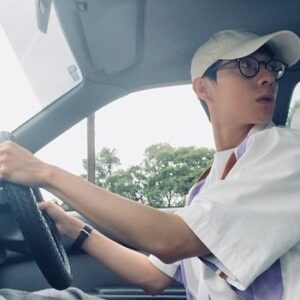 Cian-You Peng Instagram - 從小比起生日月
每年的12月是我最期待的月份

我總是期待著聖誕節和新年的到來

但自從爸媽都是在這個月相繼離開
現在面對12月的心情總覺得有些複雜
生活中偶爾會不經意的想起爸媽曾經的美好

回想起今年
也真心感謝這一年來關心和陪伴我的朋友

沒事的，我很好

2024繼續平凡中挖掘自己不凡的生活
祝大家冬至快樂🩵💙🤍