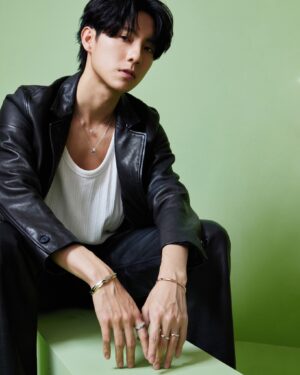 Cian-You Peng Instagram - 很榮幸能親自感受「格拉夫Laurence Graff Signature系列珠寶」簡而不凡的琢面元素設計，說到格拉夫珠寶一定會想到以品牌創辦人勞倫斯・格拉夫命名的Laurence Graff Signature經典系列，隨心疊戴的立體設計，完全是一種心靈和視覺上的享受。
而格拉夫全新中性珠寶系列無論男女都適合，豐富組合的搭配，創造出不止一面的獨特多元面向，實在迷人！

 @graff 
 #GraffTaiwan
 #GRAFFSignature
 #MySignature
 #不止一面