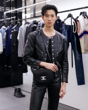 Cian-You Peng Instagram - 恭喜 @celine 台北101精品店開幕
非常欣賞HEDI SLIMANE所構思的新建築設計概念，雕塑風格的形態與店鋪整體的建築風格相呼應，打造出一個永恆而精緻的空間。
尤其是休息區，每件傢俱都是精心挑選、搭配和擺放，私心全部都想打包回家。

神秘又叛逆的造型你們喜歡嗎？🖤

#CELINEBYHEDISLIMANE