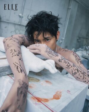 Cian-You Peng Instagram - ELLE FEATURE 彭千祐 @peng_cian 
身為新銳演員，作品還稱不上太多，彭千祐一路走來備受愛戴也曾受質疑，畢竟身為演員，就必須去面對無止盡的審視與被選擇，工作機會得來不易，每次的選角也是一次次的挑戰。

千祐在對未來的自己許下期望時，他給出的答案不是獲得多偉大的成就，也不是擁有多亮眼的成績，反倒淡淡地說：「好好生活、好好吃飯，身體要健康，繼續挑戰自己。」這一刻才明白，彭千祐不是我們眼中的一帆風順，而是懂得知足並享受其中，用著他那「看起來」毫不費力的佛系態度，繼續用心且努力的生活著。

EDITOR IN CHIEF_KAYT HSUEH
PHOTOGRAPH_HEDY CHANG
PROJECT MANAGEMENT_CHRISTY YANG
STYLING_TITI CHEN
MAKE UP_MU MU
HAIR_GARDEN@80’S STUDIO
TEXT_CHRISTY YANG
STYLING ASSISTANT_PERRI TSAI
REALIZATION_JIMMY ZHENG
SCULPTURE BY 臺灣藝術大學雕塑學系 謝宥正

追蹤 @elletaiwan 看更多娛樂新聞
🔗點擊連結主頁Link bio看彭千祐完整專訪

@peng_cian #彭千祐 #ELLETAIWAN #ELLE娛樂圈