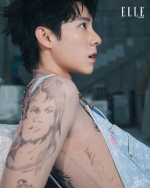 Cian-You Peng Instagram - ELLE FEATURE 彭千祐 @peng_cian 
身為新銳演員，作品還稱不上太多，彭千祐一路走來備受愛戴也曾受質疑，畢竟身為演員，就必須去面對無止盡的審視與被選擇，工作機會得來不易，每次的選角也是一次次的挑戰。

千祐在對未來的自己許下期望時，他給出的答案不是獲得多偉大的成就，也不是擁有多亮眼的成績，反倒淡淡地說：「好好生活、好好吃飯，身體要健康，繼續挑戰自己。」這一刻才明白，彭千祐不是我們眼中的一帆風順，而是懂得知足並享受其中，用著他那「看起來」毫不費力的佛系態度，繼續用心且努力的生活著。

EDITOR IN CHIEF_KAYT HSUEH
PHOTOGRAPH_HEDY CHANG
PROJECT MANAGEMENT_CHRISTY YANG
STYLING_TITI CHEN
MAKE UP_MU MU
HAIR_GARDEN@80’S STUDIO
TEXT_CHRISTY YANG
STYLING ASSISTANT_PERRI TSAI
REALIZATION_JIMMY ZHENG
SCULPTURE BY 臺灣藝術大學雕塑學系 謝宥正

追蹤 @elletaiwan 看更多娛樂新聞
🔗點擊連結主頁Link bio看彭千祐完整專訪

@peng_cian #彭千祐 #ELLETAIWAN #ELLE娛樂圈