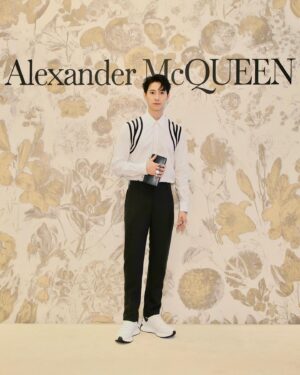Cian-You Peng Instagram - 很開心參加 @alexandermcqueen 2024早春慶祝活動，簡單、自在、俐落是昨天的感想，覺得這件具有解構風格的襯衫，很像鬼滅之刃的上玄參，喜歡！
#AlexanderMcQueen
#McQueenPreSS24
#mcqueenjewelledsatch