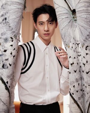Cian-You Peng Instagram - 很開心參加 @alexandermcqueen 2024早春慶祝活動，簡單、自在、俐落是昨天的感想，覺得這件具有解構風格的襯衫，很像鬼滅之刃的上玄參，喜歡！
#AlexanderMcQueen
#McQueenPreSS24
#mcqueenjewelledsatch