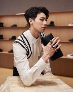 Cian-You Peng Instagram - 很開心參加 @alexandermcqueen 2024早春慶祝活動，簡單、自在、俐落是昨天的感想，覺得這件具有解構風格的襯衫，很像鬼滅之刃的上玄參，喜歡！
#AlexanderMcQueen
#McQueenPreSS24
#mcqueenjewelledsatch