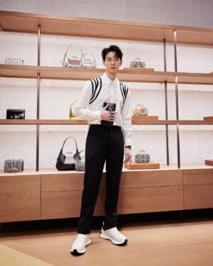 Cian-You Peng Instagram - 很開心參加 @alexandermcqueen 2024早春慶祝活動，簡單、自在、俐落是昨天的感想，覺得這件具有解構風格的襯衫，很像鬼滅之刃的上玄參，喜歡！
#AlexanderMcQueen
#McQueenPreSS24
#mcqueenjewelledsatch