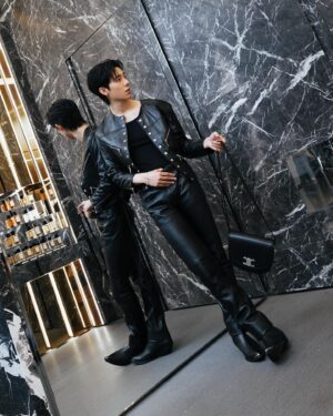 Cian-You Peng Instagram - 恭喜 @celine 台北101精品店開幕
非常欣賞HEDI SLIMANE所構思的新建築設計概念，雕塑風格的形態與店鋪整體的建築風格相呼應，打造出一個永恆而精緻的空間。
尤其是休息區，每件傢俱都是精心挑選、搭配和擺放，私心全部都想打包回家。

神秘又叛逆的造型你們喜歡嗎？🖤

#CELINEBYHEDISLIMANE