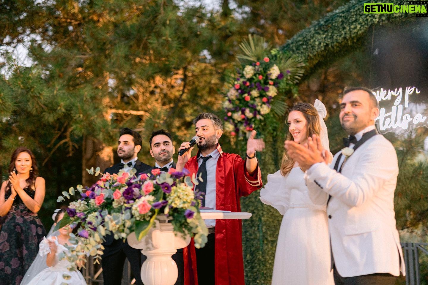 Cihan Ercan - 6.7K Likes - Murat ve Ezgi’nin birlikte KAMAN oluşlarını tescillemenin haklı gururu içindeyim. Hiç kimsenin bana verdiği bir yetki yoktu. Ben de aşkın ve sevginin bana verdiği yetkiye dayandım. Şahane bir geceydi. Güzel çiftimizin güzel evliliğini taçlandırdık. Bir yastıkta, huzurla diyerek.. (ve hep gülerek:)