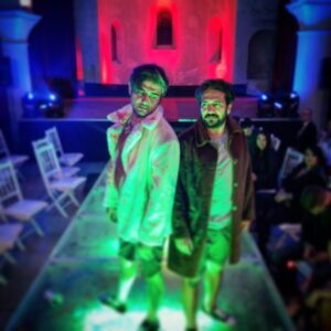 Cihan Ercan Instagram - Rengarenk yarenliğin sırtında.. Bilmem kaçıncı planda. 🎬🎭