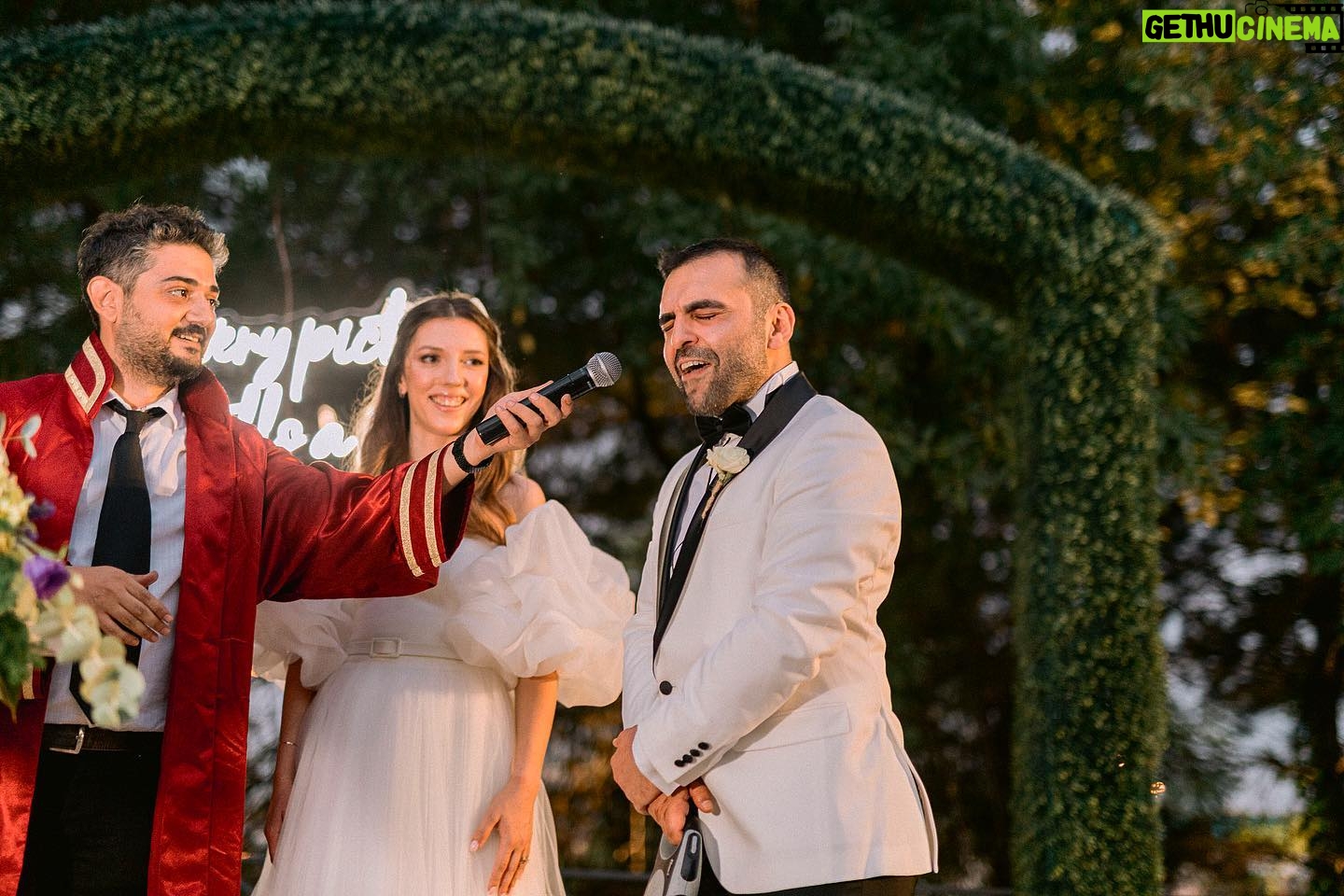 Cihan Ercan - 6.7K Likes - Murat ve Ezgi’nin birlikte KAMAN oluşlarını tescillemenin haklı gururu içindeyim. Hiç kimsenin bana verdiği bir yetki yoktu. Ben de aşkın ve sevginin bana verdiği yetkiye dayandım. Şahane bir geceydi. Güzel çiftimizin güzel evliliğini taçlandırdık. Bir yastıkta, huzurla diyerek.. (ve hep gülerek:)