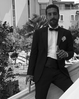 Cihat Süvarioğlu Instagram - #Yarımkalanaşklar #ve #köpekler
@blutv @timsandb @ykadizi 
📷 @esrarusann
