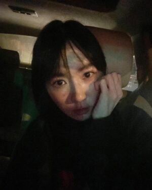 Cincin Jao Instagram - 恐怖片探班，廢棄的警察局搭的很有味道，某一刻坐在角落的竹椅上頭皮漸漸發麻…異世界的鄰居正在跟我溝通，這是一種看不見聽不到的訊息！

期待成片！