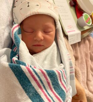 Cindy Sampson Instagram - Had a chat with our lovely friend @cherylhickey today for @etcanada 
Jade slept through it all (better then screaming?!) so here’s a pic 💕🌟
And a few more cause why not… #babybabybaby