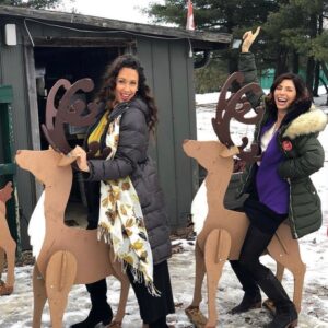 Cindy Sampson Instagram - A Christmas Break premieres tonight on @lifetimetv only in the 🇺🇸 
You can catch it in Canada Dec25th at 7pm on @city_tv 
We had THE BEST TIME filming this lil holiday gem! Sending out good holiday vibes to everyone ❤️❄️⛄️
What a great cast/crew! Thanks @reeloneentertainment 😘
And the best slo-mo entrance by @samanthahelt 🤩🤩