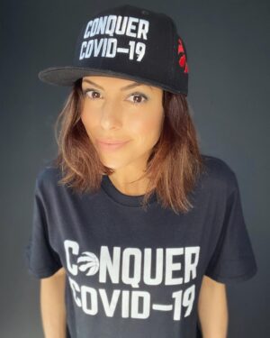 Cindy Sampson Instagram - SLIGHTLY LESS BORING AF TSHIRT CHALLENGE!!!! Sporting my @raptors @conquerCOVID19 shirt today! 
Join @hchickwick and @vancityreynolds in the #conquercovid19 #boringtshirtchallenge 💯 of proceeds go directly to purchasing PPE for Canada’s frontline workers 🇨🇦
Shirts and hats available...no pants, cause who’s wearing pants anymore! 
Let’s all continue to support our frontline workers by buying this shirt and posting it to show #wereallinthistogether 
Link in bio for where to buy...
Stay home, stay safe, stay healthy ❤️
#canadatogether