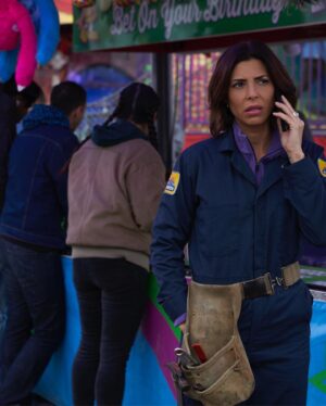 Cindy Sampson Instagram - Tonight is the Season Finale of Private Eyes!!! Directed by the incomparable Candy Apple Salesman @jason_priestley 
I’ll be there as a ride mechanic...obviously.
Thanks for watching!!! It’s because of you all that we keep getting to make this show, hope you all feel the love & appreciation 
💕💕💕 
10pmEST on @globaltv