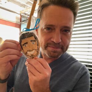 Cindy Sampson Instagram - Success is your face on a cookie! Ha!
Thanks @eone_tv for the hilarious snacks ❤️
#shangie #privateeyes #youarewhatyoueatliterally