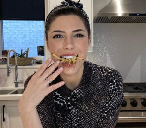 Cindy Sampson Instagram - So much fun filming a cooking segment for @morningshowca Head over to their IG for Private Fries recipes! 
Realized I had a lot of friend/family things in the background...
My Angie Everett coffee mug! Made by  the immensely talented at everything @jndcee ❤️
MY FISHIES!! A beautiful wedding gift from @rughookerjess that makes me feel less homesick. Check out all her amazing work! She does custom designs too 🐟 
A pic of Eddie! @gdave30 @annaraeleslie @myleftbreast 
Mackenzie’s graduation pic 💕 @rinv_78 
My succulent boat that I haven’t killed yet @mariedamasio 
Two photo cards from my mom in NS @jensam57 
Shoutout to my husband who built me a nice kitchen 😁
Shoutout to @jason_priestley cause I just ate a TON of french fries for breakfast 😬
Shoutout to our publicist @adriennekalis who asked why we didn’t just use the cute crinkly frozen fries 🤣