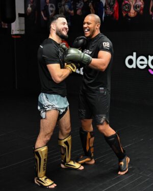Ciryl Gane Instagram - Dernières répétitions avec l'équipe 🤼‍♂️