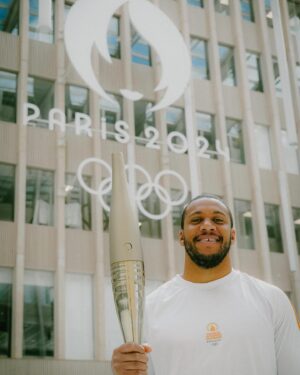 Ciryl Gane Instagram - Fier de porter la flamme🔥

En espérant voir un jour le MMA en épreuve olympique 🔥 

RDV le 4 juin à la Roche sur Yon 

#NousPortonsLaFlamme #Paris2024 #olympics #games #sport #team #france