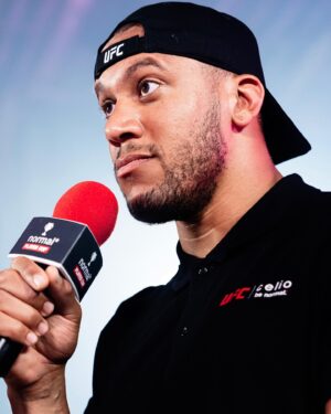 Ciryl Gane Instagram - Comme annoncé, on envoie du lourd avec @celio_benormal ! On vous fait gagner un trip à Vegas pour l'UFC 296, des places pour #UFCParis et des pièces de la collection UFC | celio 🔥
T'as plus qu'à :
- follow @celio_benormal
- like et comment le post épinglé @celio_benormal
Rdv à Paris le 2 septembre 😉