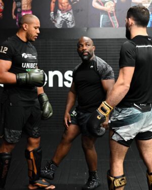 Ciryl Gane Instagram - Dernières répétitions avec l'équipe 🤼‍♂️