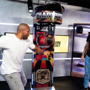 Ciryl Gane Instagram - Encore une soirée au top passée avec vous sur mon Twitch ! 

Vivement le prochain #MainEvent 📺

📸 @cloumzy