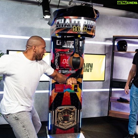 Ciryl Gane - 44.6K Likes - Encore une soirée au top passée avec vous sur mon Twitch !
Vivement le prochain #MainEvent 📺
📸 @cloumzy
