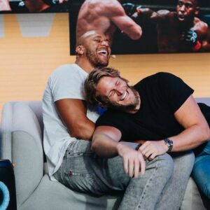 Ciryl Gane Instagram - Encore une soirée au top passée avec vous sur mon Twitch ! 

Vivement le prochain #MainEvent 📺

📸 @cloumzy