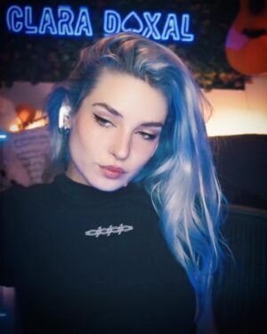 Clara Doxal Instagram - 🔷C’était un accident🔷( mais je devais quand même immortaliser les cheveux bleus)