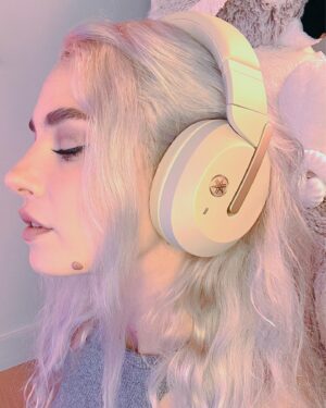 Clara Doxal Instagram - Très contente d’avoir reçu le nouveau casque  @yamaha.audio YHE700B avec sa technologie Listen Care et ses 32h d’autonomie, c’est le casque parfait pour partir en vacances cet été. 
#Yamaha #YamahaAudio #YamahaStayTrue #WirelessHeadphones #YHE700B #Music #ListeningCare #YamahaTrueSound #Son