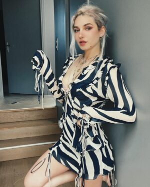 Clara Doxal Instagram - Vous étiez tellement NOMBREUX à me demander d’où vient ma robe du RED CARPET DE CANNES! Pas du tout, je suis invitée nulle part je pars juste flex avec ma nouvelle robe que j’ai shooté dans le couloir avec une perche à selfie petée!