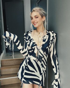Clara Doxal Instagram - Vous étiez tellement NOMBREUX à me demander d’où vient ma robe du RED CARPET DE CANNES! Pas du tout, je suis invitée nulle part je pars juste flex avec ma nouvelle robe que j’ai shooté dans le couloir avec une perche à selfie petée!