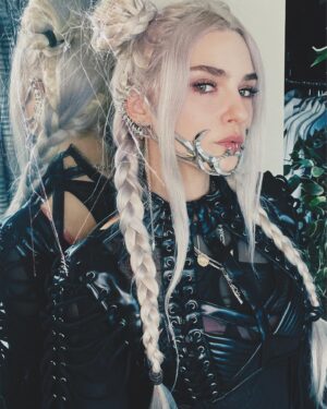 Clara Doxal Instagram - J’ai retrouvé mes extensions, alors j’ai voulu me faire la coiffure de mon avatar dans Baldur’s Gate 3, et après je suis partie un peu en cacahuète