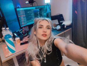 Clara Doxal Instagram - The streamer/the set up/the cable management/…