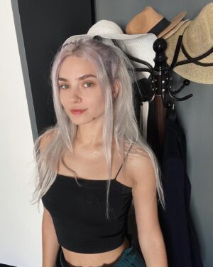 Clara Doxal Instagram - Pas de bijoux, pas de maquillage, pas de filtres. Ça fait drôle, mais par contre un changement d’habitudes dans la skin Care! Non j’ai rien à vous vendre, pas de produits de code promo ou quoi, juste envie de partager une victoire personnelle: j’ai réussit a changer mes habitudes et pour le mieux! je me suis motivée à m’y mettre après des années à ne mettre qu’une simple crème hydratante, j’ai décidé de m’éduquer un peu sur le sujet et honnêtement je regrette pas! J’ai encore pleins de choses à apprendre dans ce domaine (merci @poussintourmy pour les conseils Btw!) mais je progresse et je le vois sur ma peau! :)