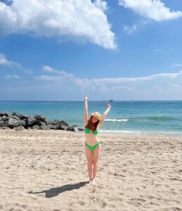 Actress Clare Foley HD Instagram Photos and Wallpapers September 2022